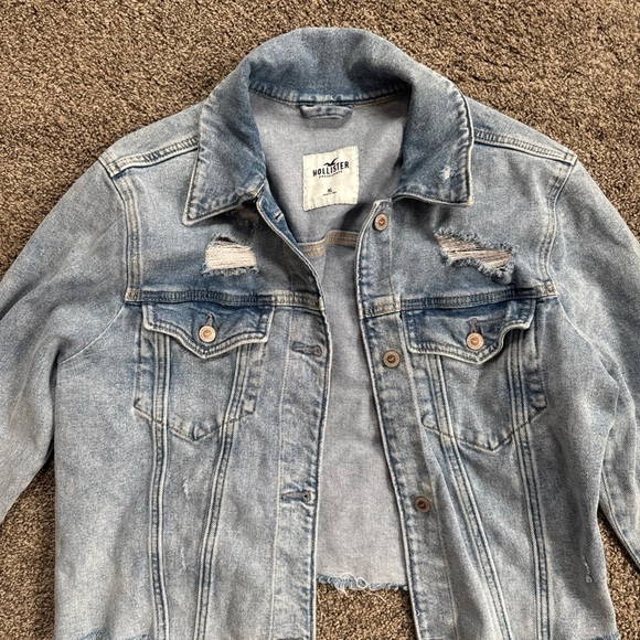 Hollister Women’s Xl but fits Large Light Wash Distressed Denim Jacket EUC - Picture 2 of 11